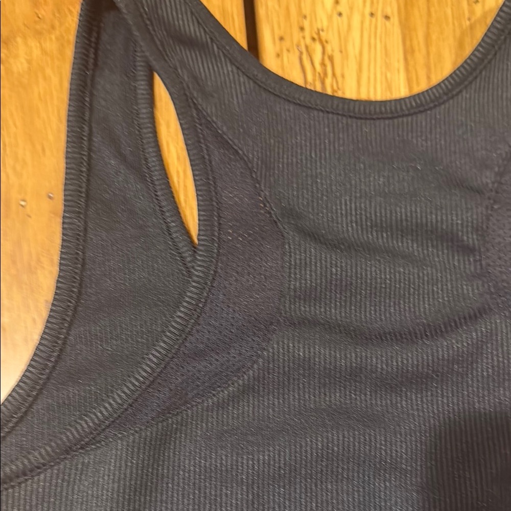 LAST ONE Under Armour Women’s HeatGear Tank Top - Picture 5 of 6